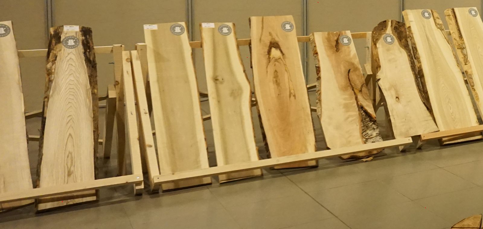 並べて展示された道産材の板